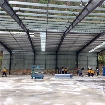 Dielňa oceľových konštrukcií s ťažkým zasnežovaním